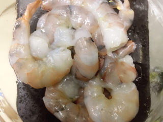 2、虾滑炒蛋,剥壳