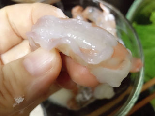 3、虾滑炒蛋,开背去虾线。