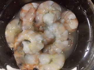 4、虾滑炒蛋,放入碗中，加入10毫升料酒、盐腌制10分钟。