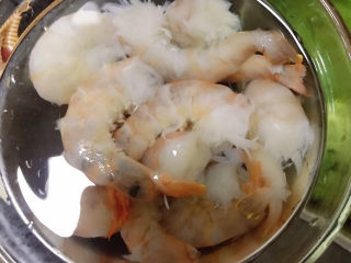 5、虾滑炒蛋,过一下清水将多余的盐分冲洗掉。