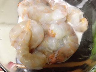 6、虾滑炒蛋,放入10毫升料酒、生粉拌匀。