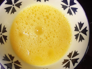 7、虾滑炒蛋,鸡蛋打散备用