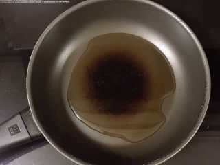 8、虾滑炒蛋,热锅冷油。