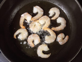 9、虾滑炒蛋,放入虾仁