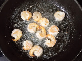 10、虾滑炒蛋,大火炒熟