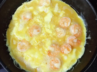 13、虾滑炒蛋,倒入蛋液，不要翻炒，轻轻推动底部。