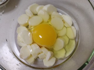 3、山药红枣糕,打入一个鸡蛋。