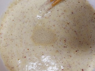 11、山药红枣糕,倒入大碗，放入酵母搅拌均匀。