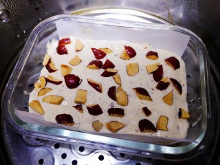 18、山药红枣糕,把切碎的红枣洒在面糊上面，放入蒸锅盖上盖子饧发10分钟，然后点火水开文火蒸30分钟，时间到后关火再焖5分钟。