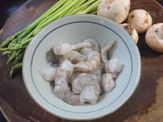 1、白蘑芦笋虾仁,准备好食材，虾仁洗净
