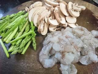 2、白蘑芦笋虾仁,芦笋洗净切段，白蘑洗净切片，虾仁除去虾线