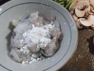 3、白蘑芦笋虾仁,吸去虾仁多余水分，少许盐和淀粉一起腌制