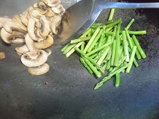 6、白蘑芦笋虾仁,菇片变色后铲至一边倒入芦笋