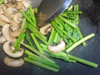 7、白蘑芦笋虾仁,待芦笋稍微变色，食盐调味