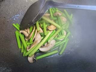 8、白蘑芦笋虾仁,将两样素菜均匀翻炒，可用小碟子水帮助出汁