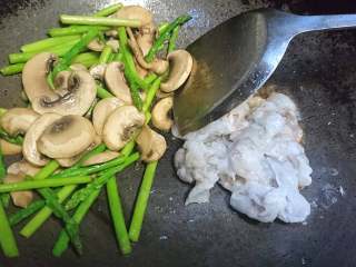 9、白蘑芦笋虾仁,收汁后虾仁下锅