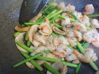 11、白蘑芦笋虾仁,最后撒黑胡椒调味