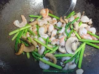10、白蘑芦笋虾仁,虾仁开始变色后翻炒均匀