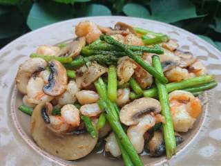 12、白蘑芦笋虾仁,趁热出锅即可