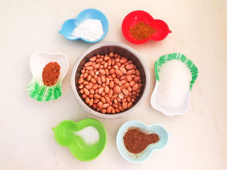 1、盐焗花生米,准备食材：花生米，白砂糖，玉米淀粉，粗细辣椒粉，花椒粉