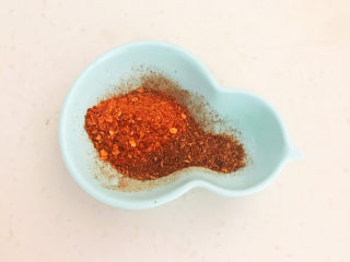 2、盐焗花生米,在花椒粉里加入粗辣椒粉