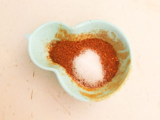 4、盐焗花生米,加入精盐