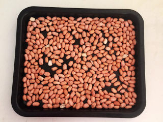 6、盐焗花生米,把花生米倒入烤盘