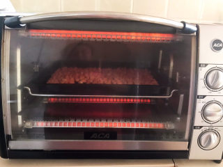 7、盐焗花生米,烤箱预热5分钟后把烤盘放入烤箱，上下火200w，烤15分钟