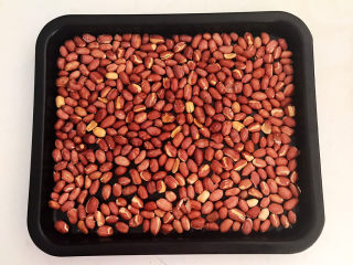 8、盐焗花生米,把烤好的花生米取出来