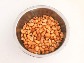 9、盐焗花生米,剥花生米的红衣