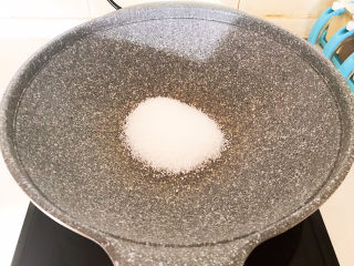 10、盐焗花生米,炒锅烧热后放入白砂糖，小火翻炒