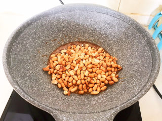 17、盐焗花生米,倒入花生米