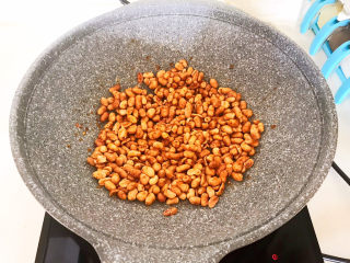 18、盐焗花生米,快速翻炒均匀，让每粒花生都能裹上料汁