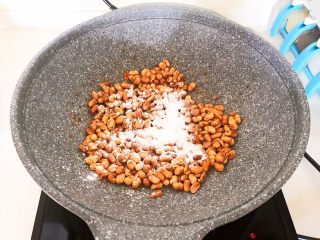 19、盐焗花生米,撒入玉米淀粉