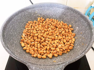 20、盐焗花生米,翻炒均匀即可，盐焗花生就做好了～