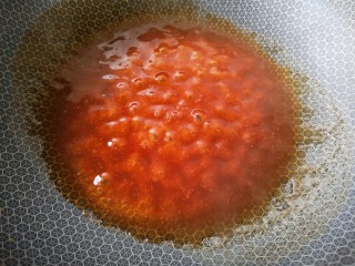 11、糖醋东北肉签子,锅烧热，倒入调好的糖醋汁，加热至汤汁浓稠关火。