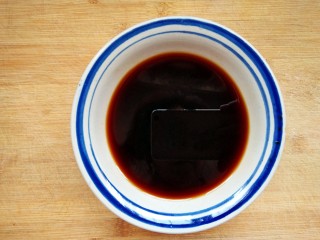 10、糖醋东北肉签子,1汤匙料酒、 2汤匙味极鲜酱油、 3汤匙糖、 4汤匙米醋、 5汤匙清水，1勺淀粉调一个万能的糖醋汁。