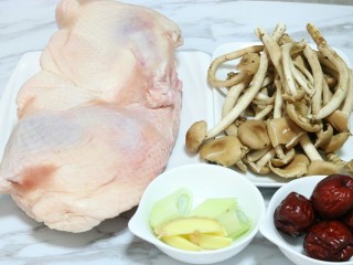 1、滋补茶树菇老鸭汤,准备食材