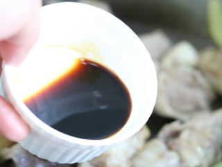 7、滋补茶树菇老鸭汤,接着放入鲜味酱油继续翻炒～