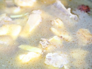 8、滋补茶树菇老鸭汤,翻炒后加入适量温水～