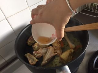 9、猴头菇黄姜土鸡汤,倒入料酒，继续大火翻炒；