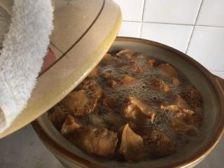 12、猴头菇黄姜土鸡汤,大火煮滚