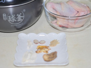 1、当归茯苓山药土鸡汤,准备材料。大葱切段、姜切片