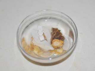 2、当归茯苓山药土鸡汤,中药用温水浸泡15分钟去除中药的苦涩味