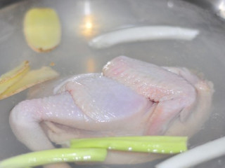 3、当归茯苓山药土鸡汤,锅里加入清水，放入鸡、葱、姜、料酒，大火煮开，撇去浮沫。捞起后，用清水冲洗掉表面的血沫