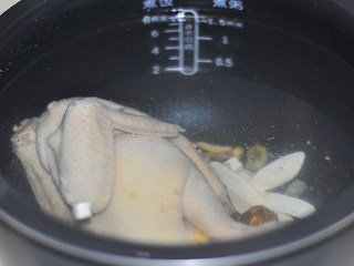 5、当归茯苓山药土鸡汤,接上电源，按下煲汤键。时间到了以后，就可以食用了。（可以用泡好的菊花和枸杞点缀）