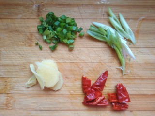 1、鸡腿炖香菇,葱白切片，葱叶切圈儿，姜切片，干红辣椒切小段