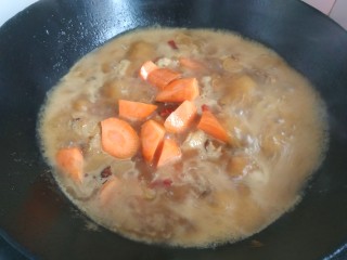 15、鸡腿炖香菇,大火烧开两分钟放入胡萝卜烧开