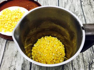 5、奶香鲜玉米汁（豆浆机版）,把玉米粒放在豆浆机里。