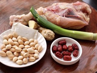 1、白果炖鸡,首先备齐炖汤的食材，鸡架提前从冰柜拿出来解冻。